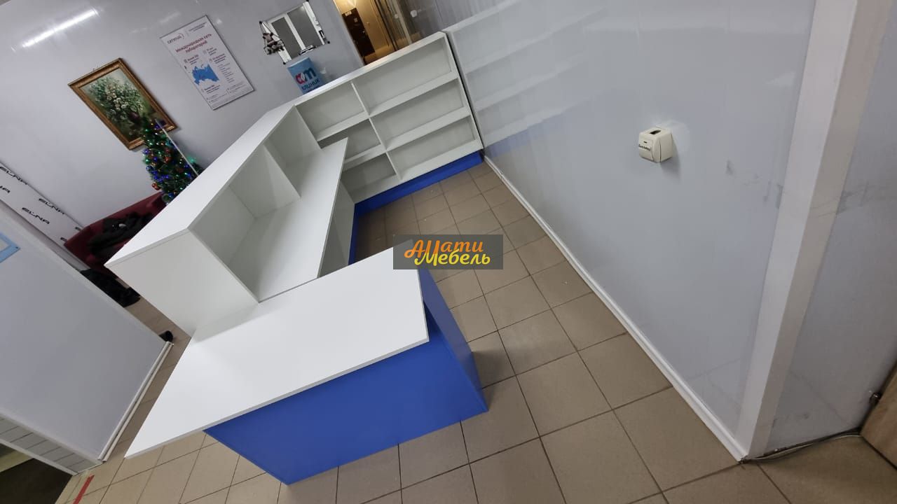 ресепшен-стеллаж  в медицинский центр за 99657.07 ₽
