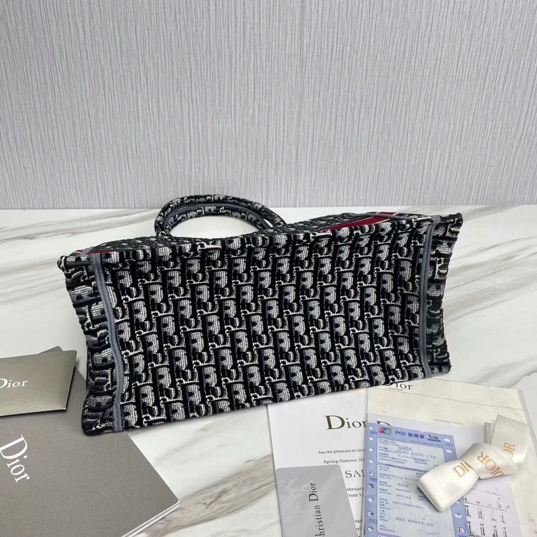 Dior Book Tote 37 cm