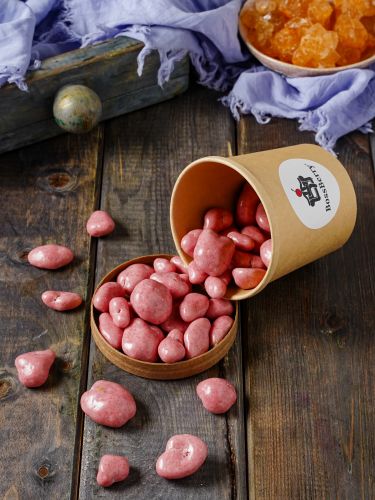 Грецкий орех в малиновой йогуртовой глазури