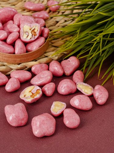 Грецкий орех в малиновой йогуртовой глазури