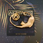 Брошь "Кошечка и ленточка" цвет золота (JJ США)