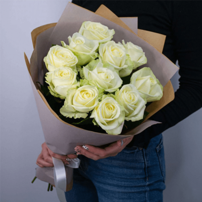 11 белых роз