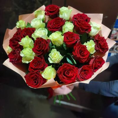 Букет 31 красно-белая роза