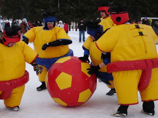 Сумобол — забавный командный аттракцион с большим мячом