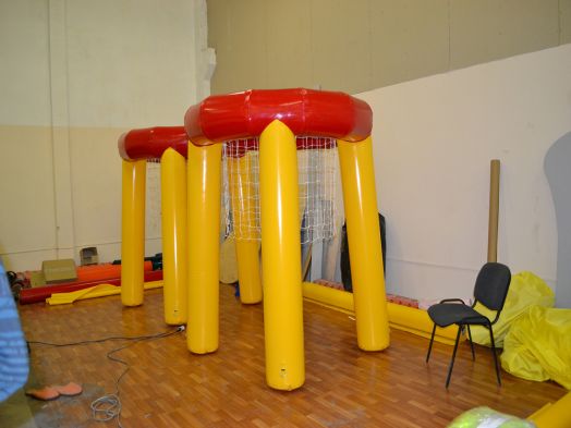 Большое баскетбольное кольцо с гигантским мячом