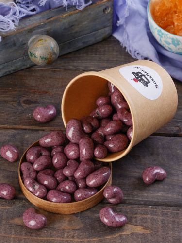 Кешью в черничной йогуртовой глазури