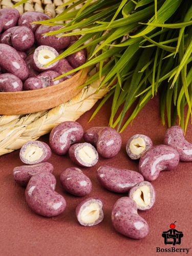 Кешью в черничной йогуртовой глазури