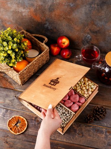 Подарочный набор орехов и ягод в шоколаде и йогуртовой глазури BossBerry "Книга" в деревянной коробке ручной работы