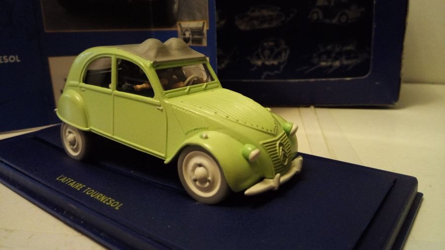 Citroen 2CV  с персонажами из французских комиксов про Тантина  (HACHET) 1/43