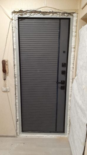 Входная дверь Лабиринт ПИАНО 22 Графит софт, черная вставка