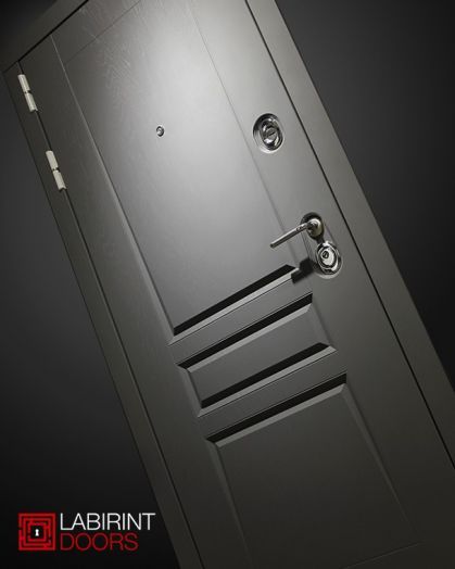 Входная дверь Лабиринт Платинум 01 Белое дерево, черные стекла