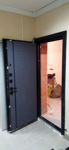 Входная дверь Лабиринт ROYAL 22 Графит софт черная вставка