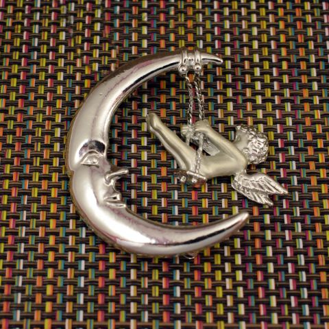 Брошь "Ангелочек на луне" цвет серебра (AJC США)