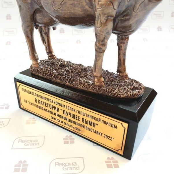 Награды для агровыставки в виде коров