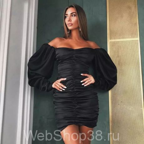 Черное платье со сборочками и открытыми плечами