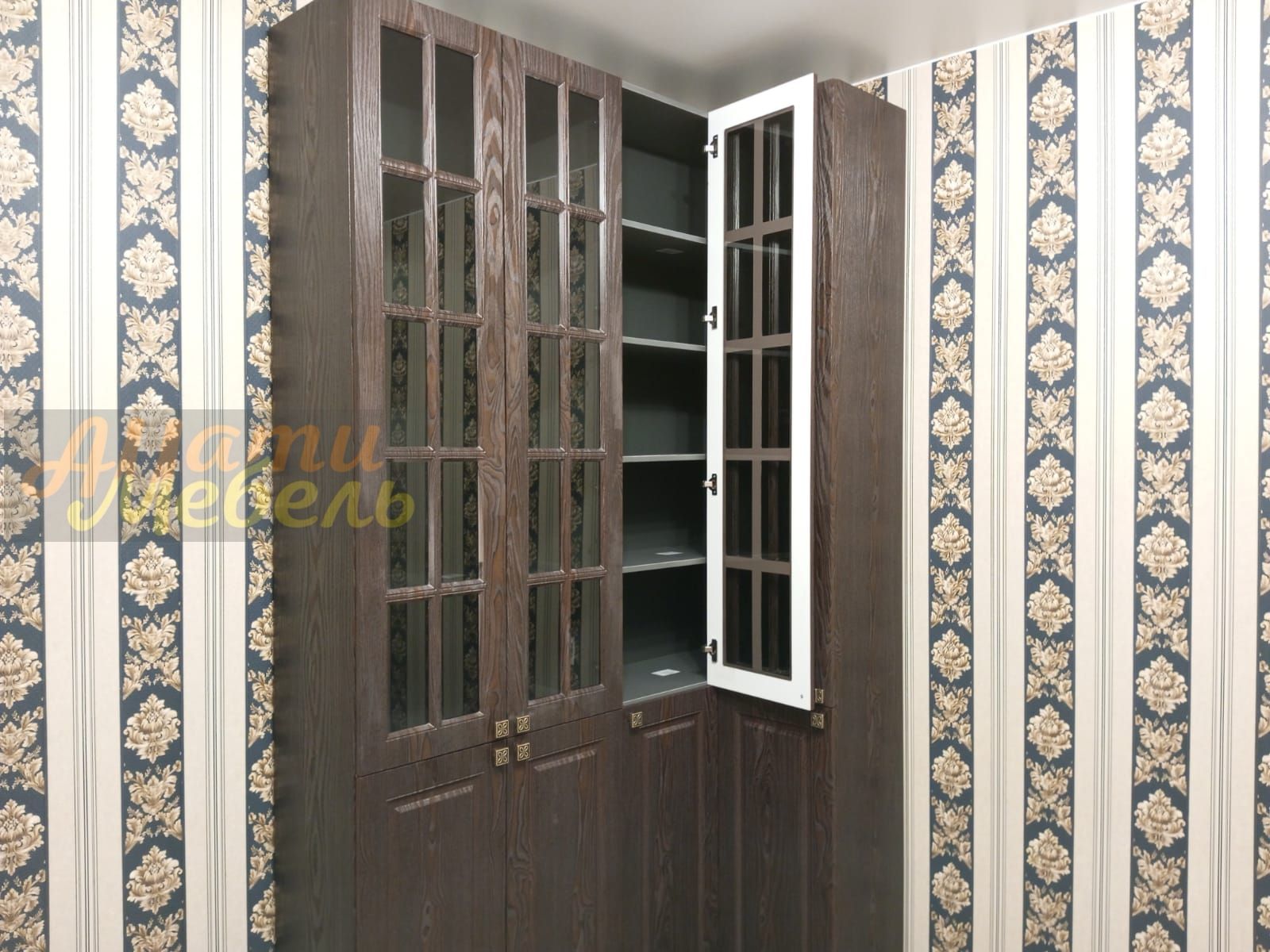 Книжный шкаф