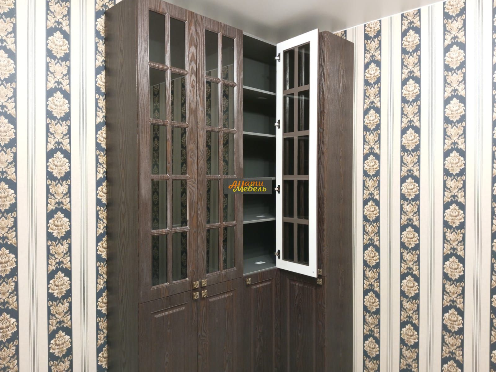 Книжный шкаф