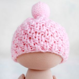 Вязаная шапочка для куклы - Розовая с помпоном