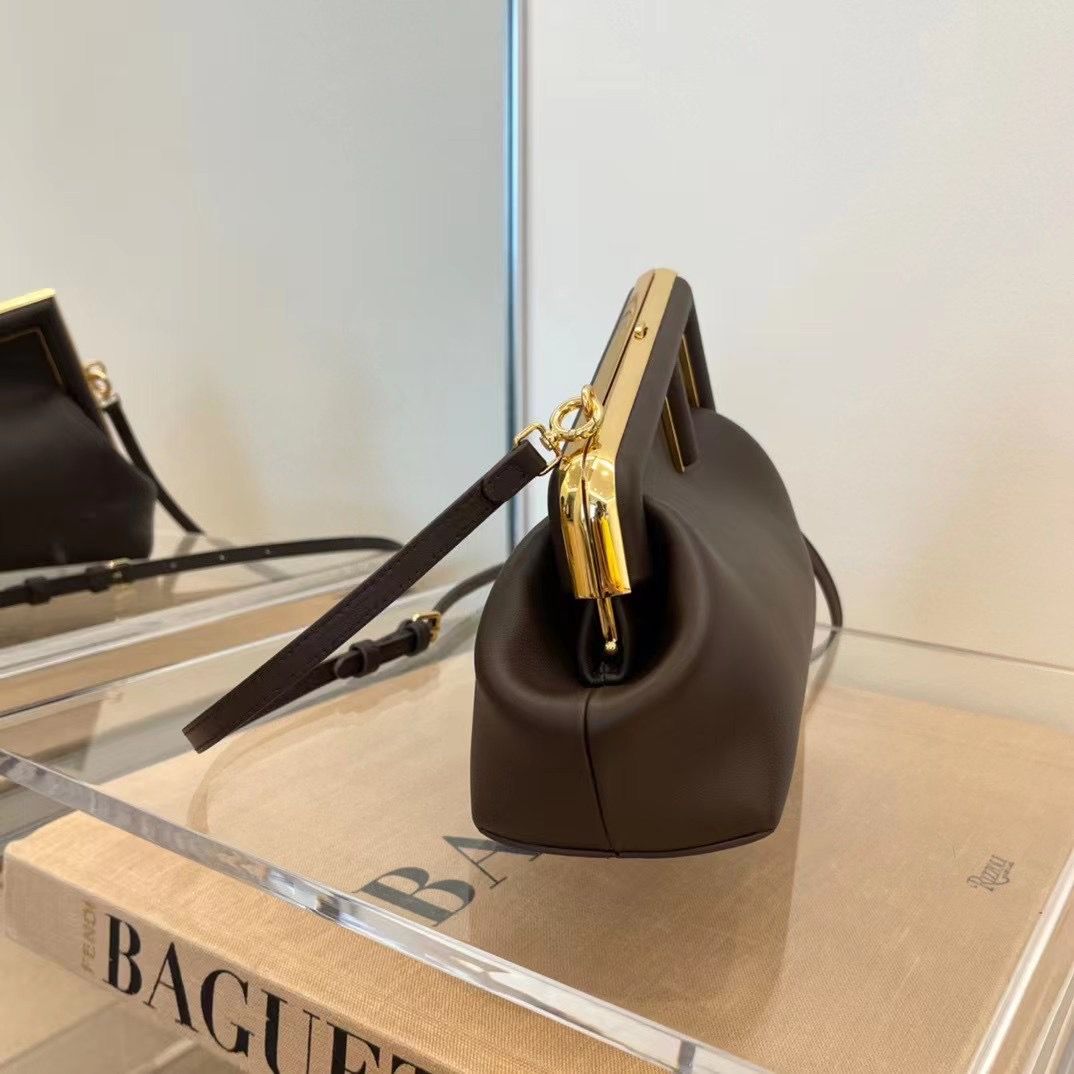 Fendi First Medium 32,5x23,5x15 cm