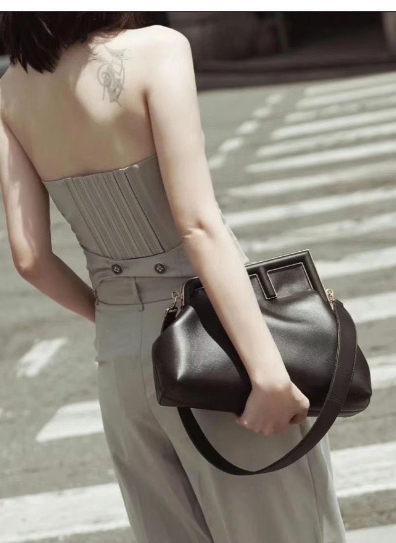 Fendi First Medium 32,5x23,5x15 cm