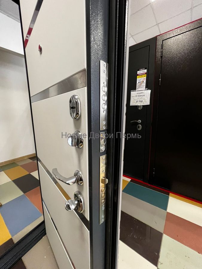 Софт Милк 3К Х42   металлическая трехконтурная входная дверь