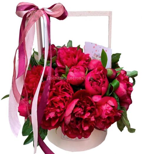 Композиция в коробке с красными пионами