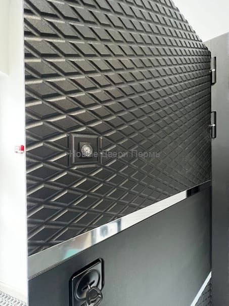 Конте Черный кварц/Зеркало  металлическая трехконтурная входная дверь