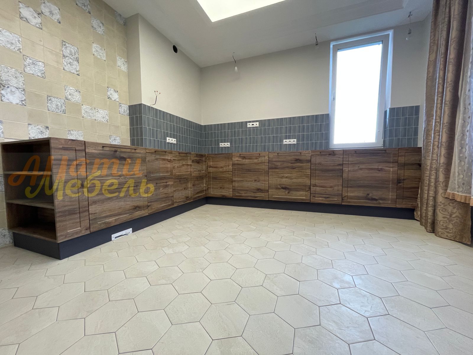 Кухонный гарнитур+встроенный пенал под технику