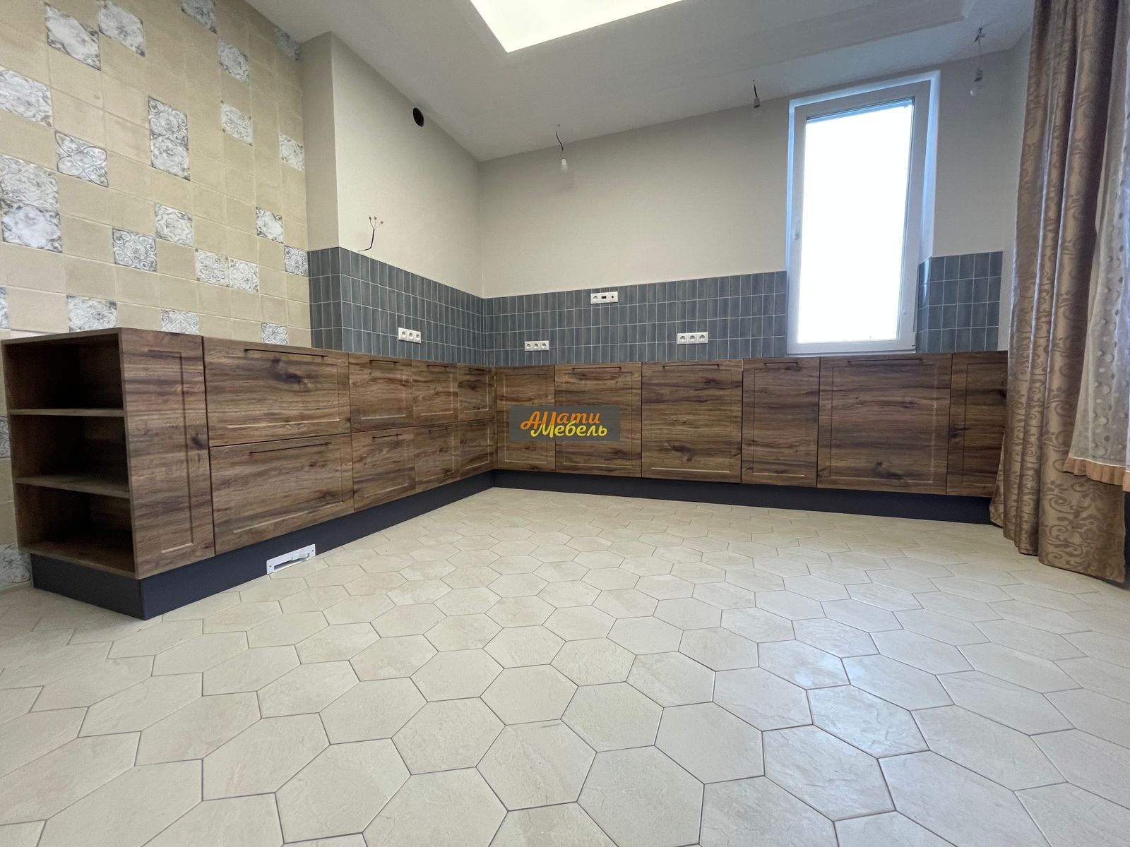 Кухонный гарнитур+встроенный пенал под технику