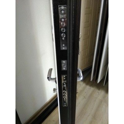 Входная дверь Лабиринт CLASSIC шагрень черная с зеркалом Панорама Белый софт