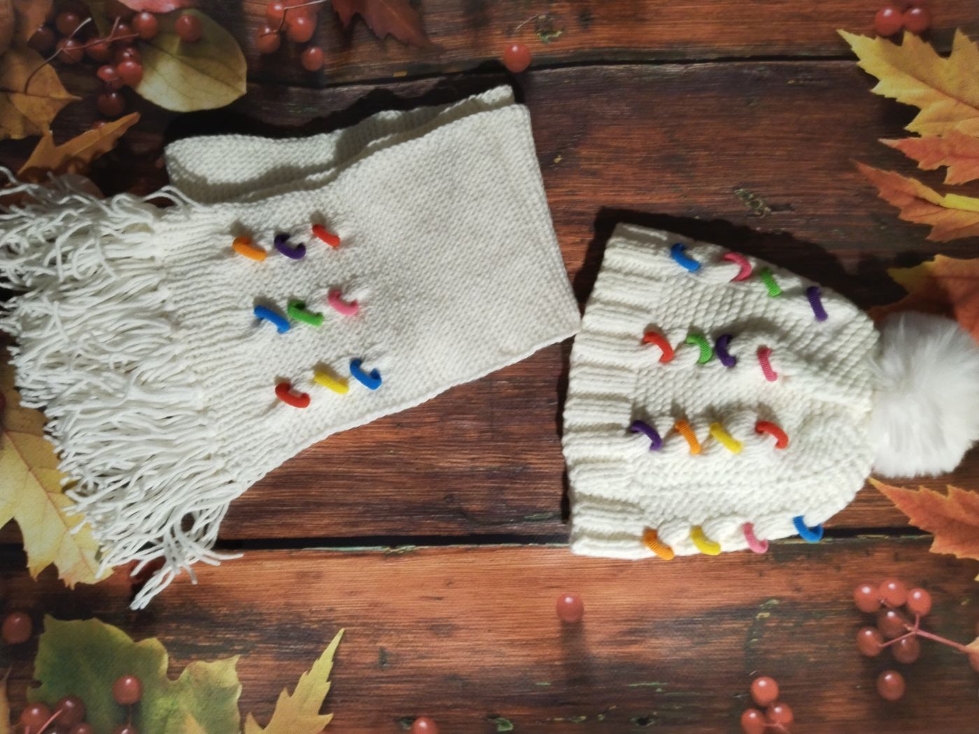 Вязаные шапки и шарф для девочки. Комплект аксессуаров.