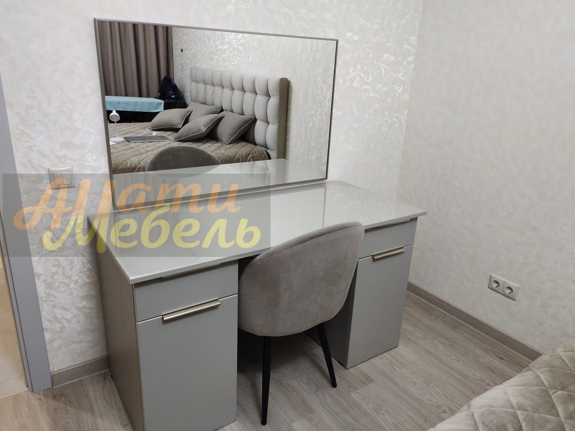 стол в  спальню с зеркалом