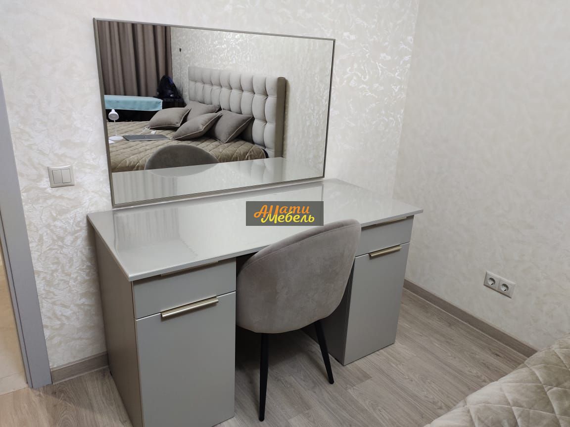 стол в  спальню с зеркалом за 62756.65 ₽