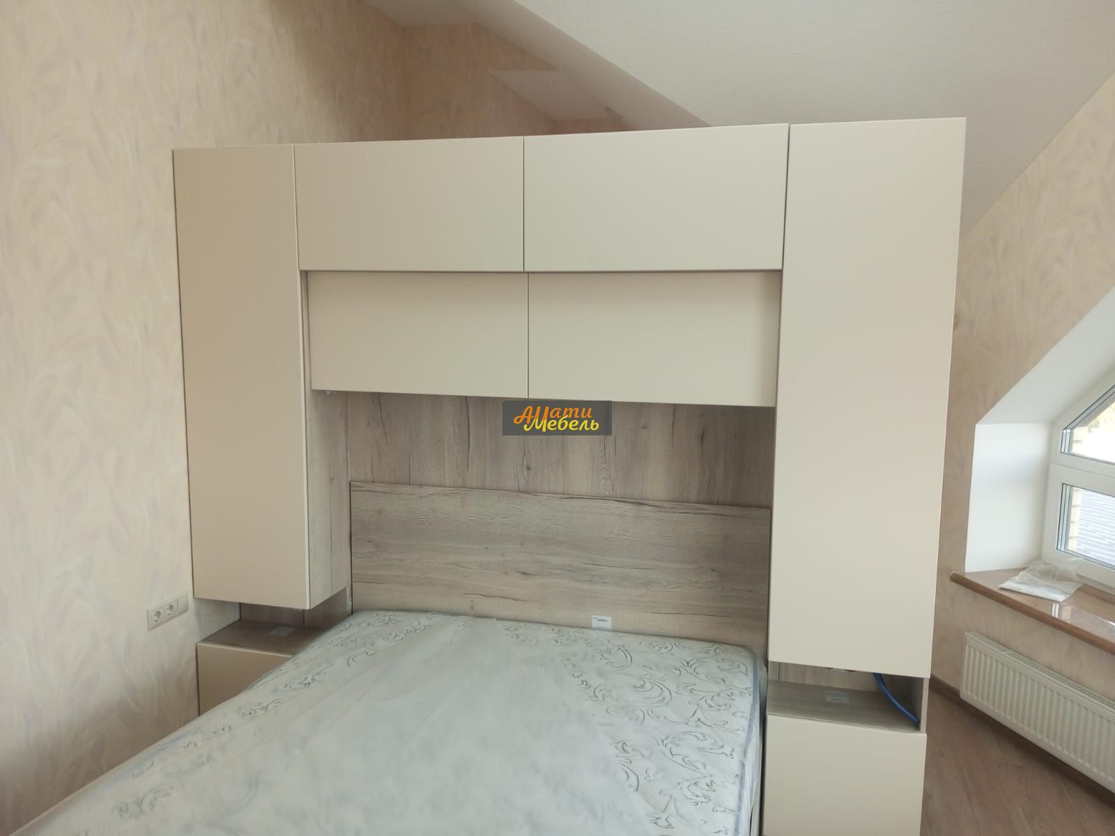 спальный гарнитур(угловой шкаф,кровать ,навесная конструкция над кроватью)