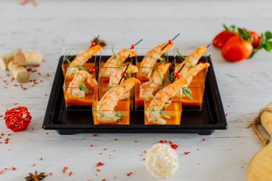 Обжаренная тигровая креветка с соусом манго в шоте