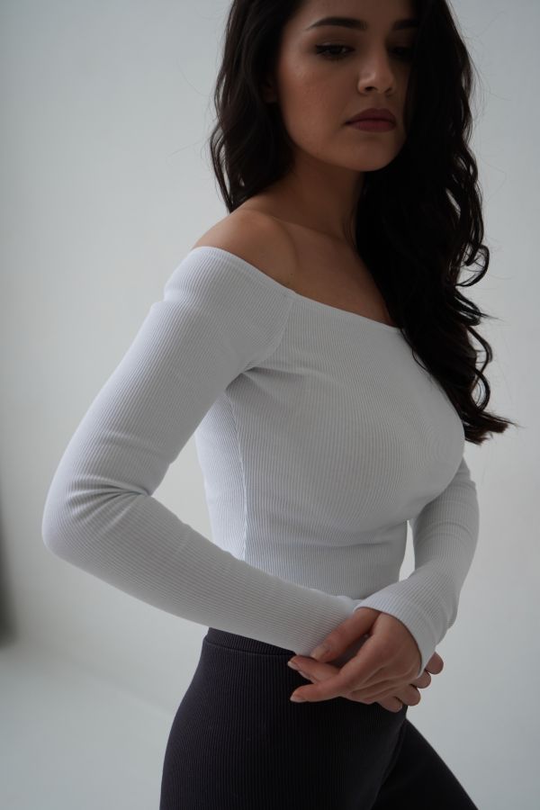 Топ с открытыми плечами белый