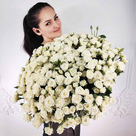 Букет из 101 белой кустовой розы (70см)