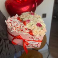 Композиция сердце с розами и рафаэлло