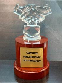 Награда «Рукопожатие» на деревянном постаменте