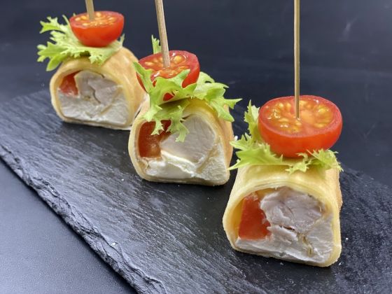 БЛИНЧИК С ЦЫПЛЕНКОМ, САЛАТОМ И СЛИВОЧНЫМ СЫРОМ