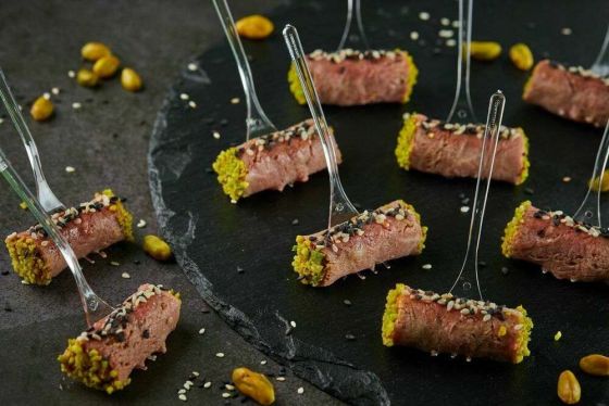 РОСТБИФ С ОВОЩАМИ, ФИСТАШКАМИ И КУНЖУТОМ