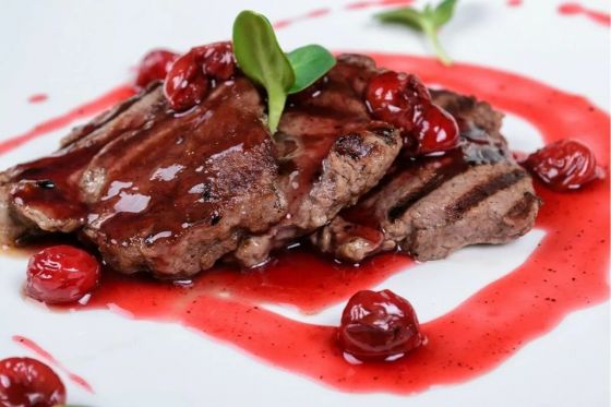 РОСТБИФ С СОУСОМ ДЕМИГЛАС И КЛЮКВОЙ