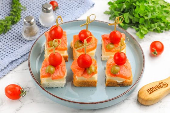 КАНАПЕ ИЗ СЕМГИ, СЫРА ТИЛЬЗИТЕР И ПОМИДОРА ЧЕРРИ