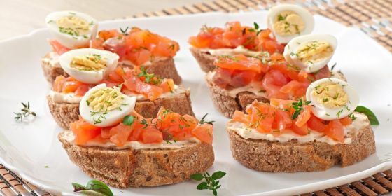 МИНИ БУТЕРБРОД НА РЖАНОМ ХЛЕБЕ С СЕМГОЙ, КРАСНОЙ ИКРОЙ И ПЕРЕПЕЛИНЫМ ЯЙЦОМ