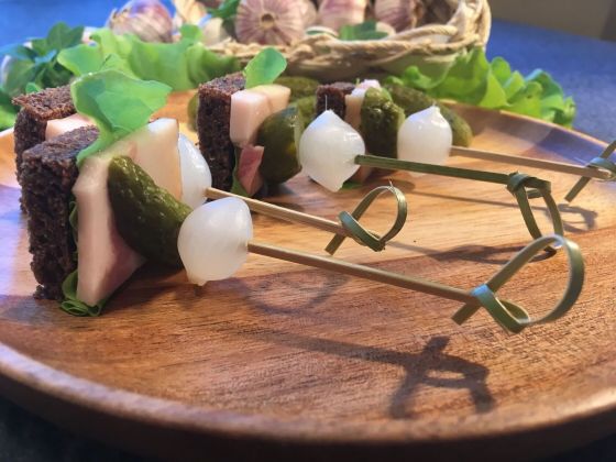 МАСЛЯНАЯ РЫБА С ОГУРЦОМ И ЖЕМЧУЖНЫМ ЛУКОМ