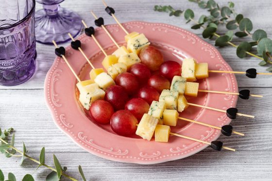 КРАСНЫЙ ВИНОГРАД С КУНЖУТНЫМ СЫРОМ И АПЕЛЬСИНОМ