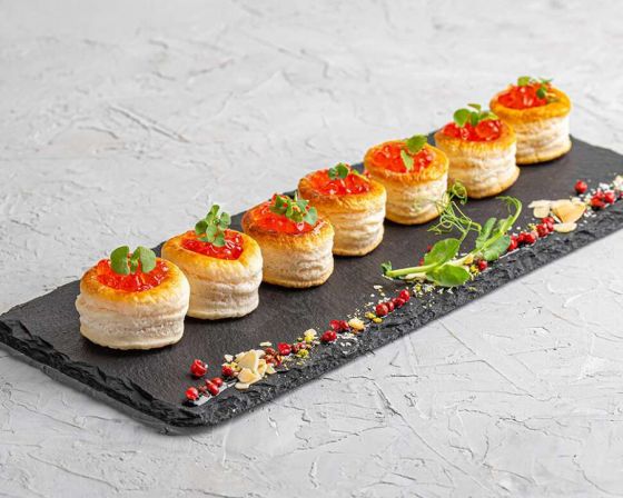 ВАЛОВАНЫ С СЫРОМ ФИЛАДЕЛЬФИЯ И ИКРОЙ ЛОСОСЯ