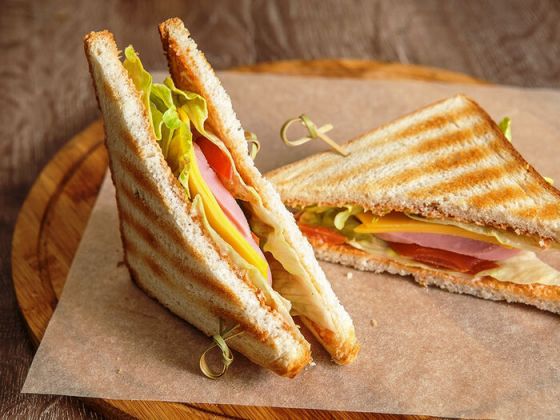 КЛАБ СЭНДВИЧ С ВЕТЧИНОЙ, ЗЕЛЕНЫМ САЛАТОМ, СЫРОМ МААСДАМ И ТОМАТОМ ЧЕРРИ