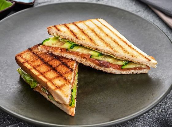 КЛАБ СЭНДВИЧ С МАРИНОВАННЫМ ЛОСОСЕМ, ЛИСТОМ САЛАТА, СЛИВОЧНЫМ СЫРОМ И СВЕЖИМ ОГУРЧИКОМ