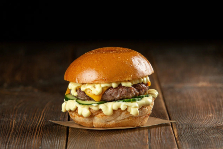 МИНИ-ЧИЗБУРГЕР С ВЕТЧИНОЙ, САЛЯМИ И СЫРОМ ЧЕДДЕР